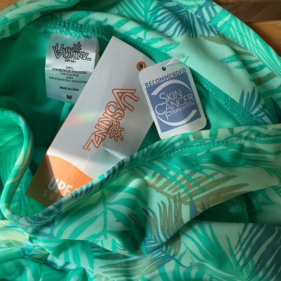 Tropical Leaf Print Sunwear Shorts with UPF 50+ Size Medium - Picture 7 of 7